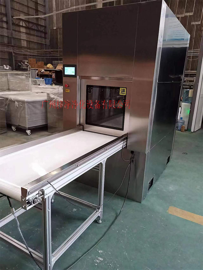 輸送帶傳遞窗還可吹淋被傳遞物品的表面，防止物品可能攜帶塵埃進(jìn)入潔凈室。