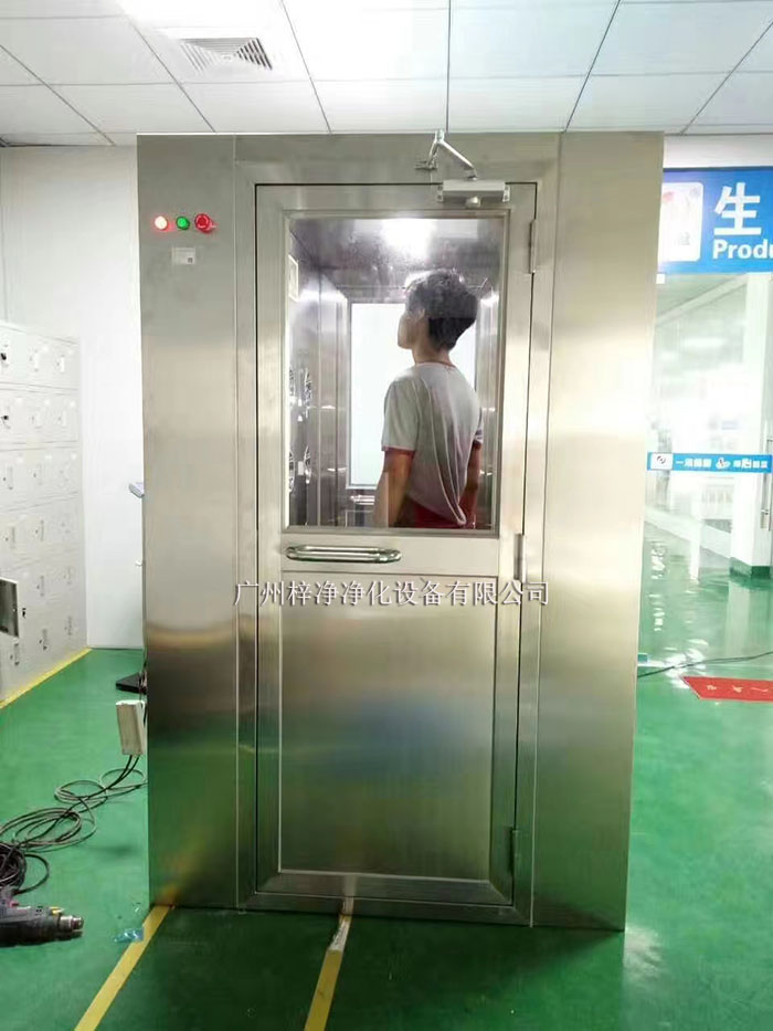 風(fēng)淋室和貨淋室通常配備有集塵設(shè)備，如高效過濾器、吸塵器等。吹淋過程中脫落的灰塵和雜質(zhì)會(huì)被這些設(shè)備收集。