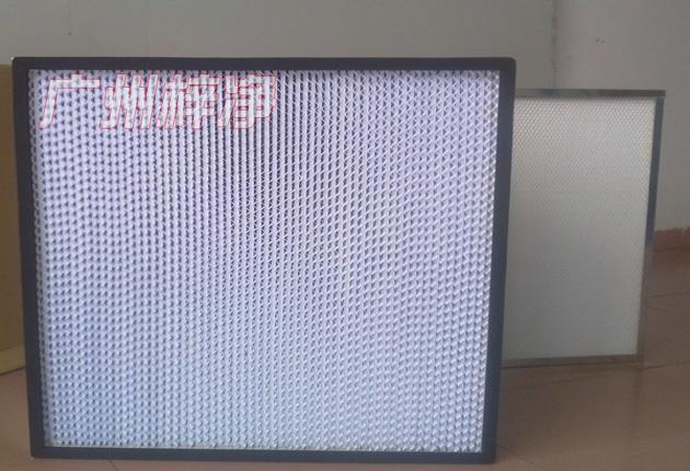 HS有隔板高效過濾器可廣泛用于光學電子、LCD液晶制造，生物醫(yī)藥、精密儀器、飲料食品，PCB印刷等行業(yè)無塵凈化車間的空調末端送風處。